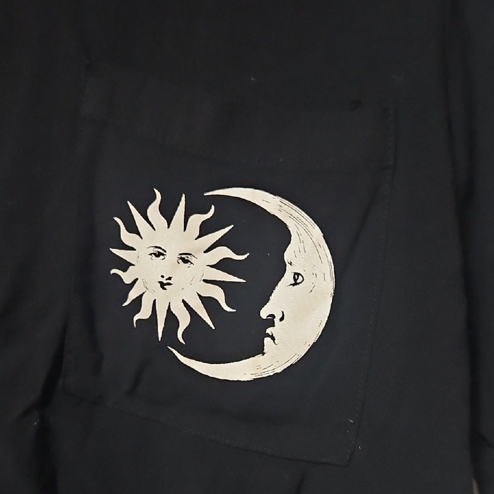Hot Topic Salem 1692 Skull Oversized Woven Button Up Shirt Medium Goth - Picture 3 of 4